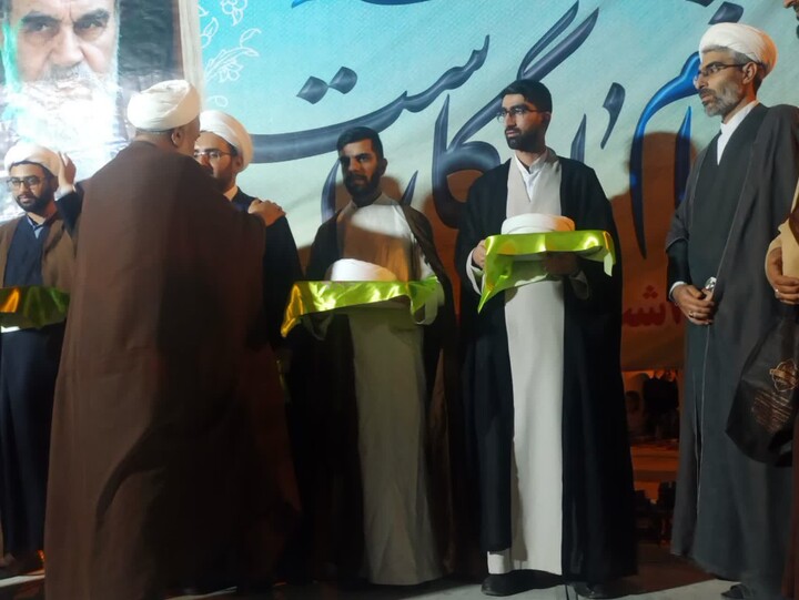 تصاویر/ عمامه گذاری طلاب برازجان در اجتماع بیعت