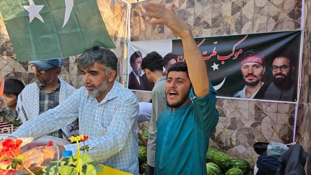 تہران میں 10 کلومیٹر طویل غدیر دسترخوان؛ پاکستانی طلاب کا موکب ملت پاکستان کے نام سے سبیل کا اہتمام