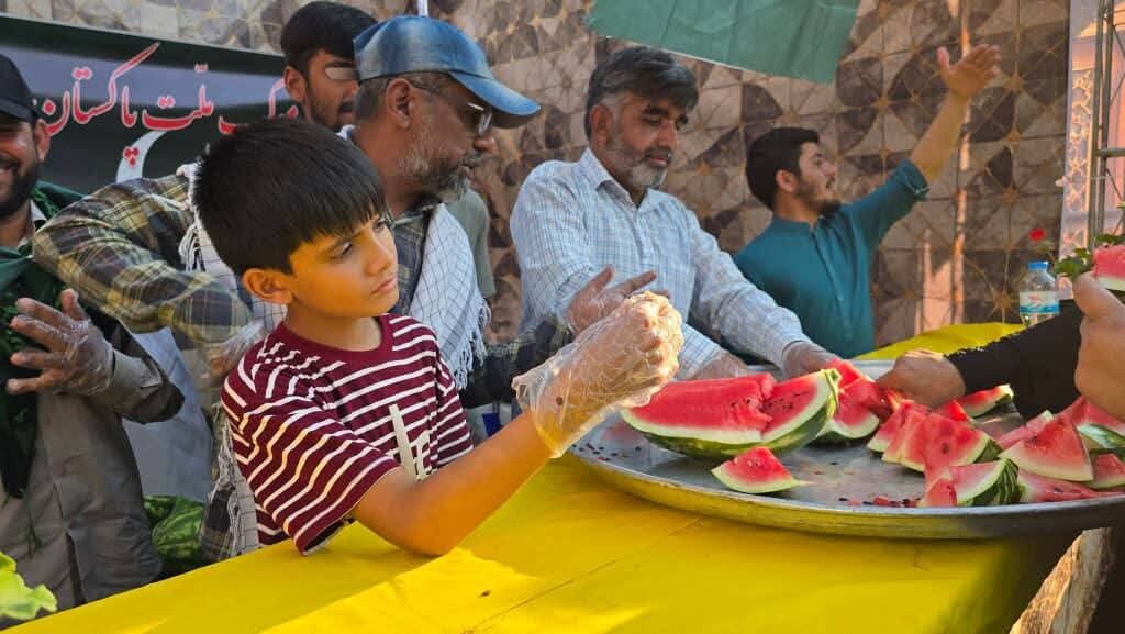 تہران میں 10 کلومیٹر طویل غدیر دسترخوان؛ پاکستانی طلاب کا موکب ملت پاکستان کے نام سے سبیل کا اہتمام