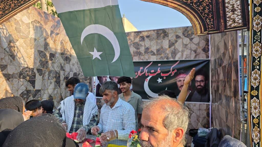 طلاب پاکستانی با برپایی موکب، در تهران عشق به امیرالمؤمنین(ع) را به نمایش گذاشتند