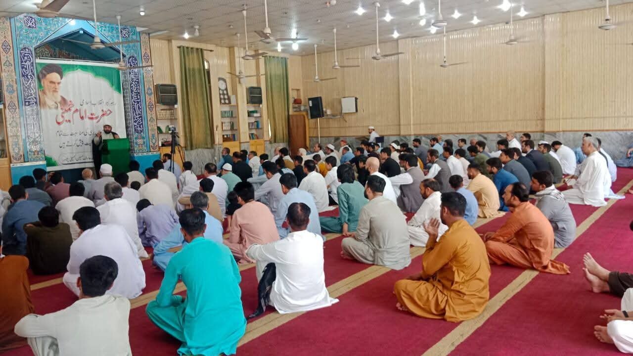 جامعہ الشہید پیشاور میں نمازِ جمعہ کے دوران امام خمینی کی 37 ویں برسی کے موقع پر عظیم الشان اجتماع