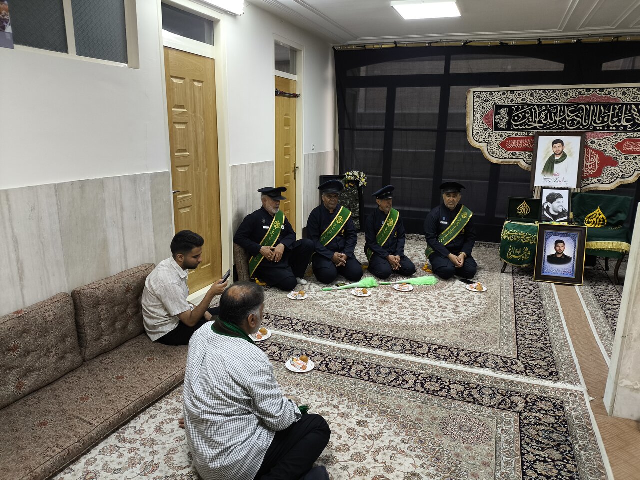 خادمان حرم حضرت احمدبن‌موسی‌الکاظم(ع) با خانواده شهید بهاءالدینی دیدار کردند + تصاویر