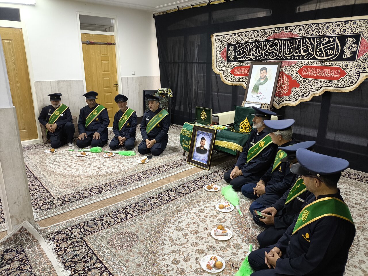 خادمان حرم حضرت احمدبن‌موسی‌الکاظم(ع) با خانواده شهید بهاءالدینی دیدار کردند + تصاویر