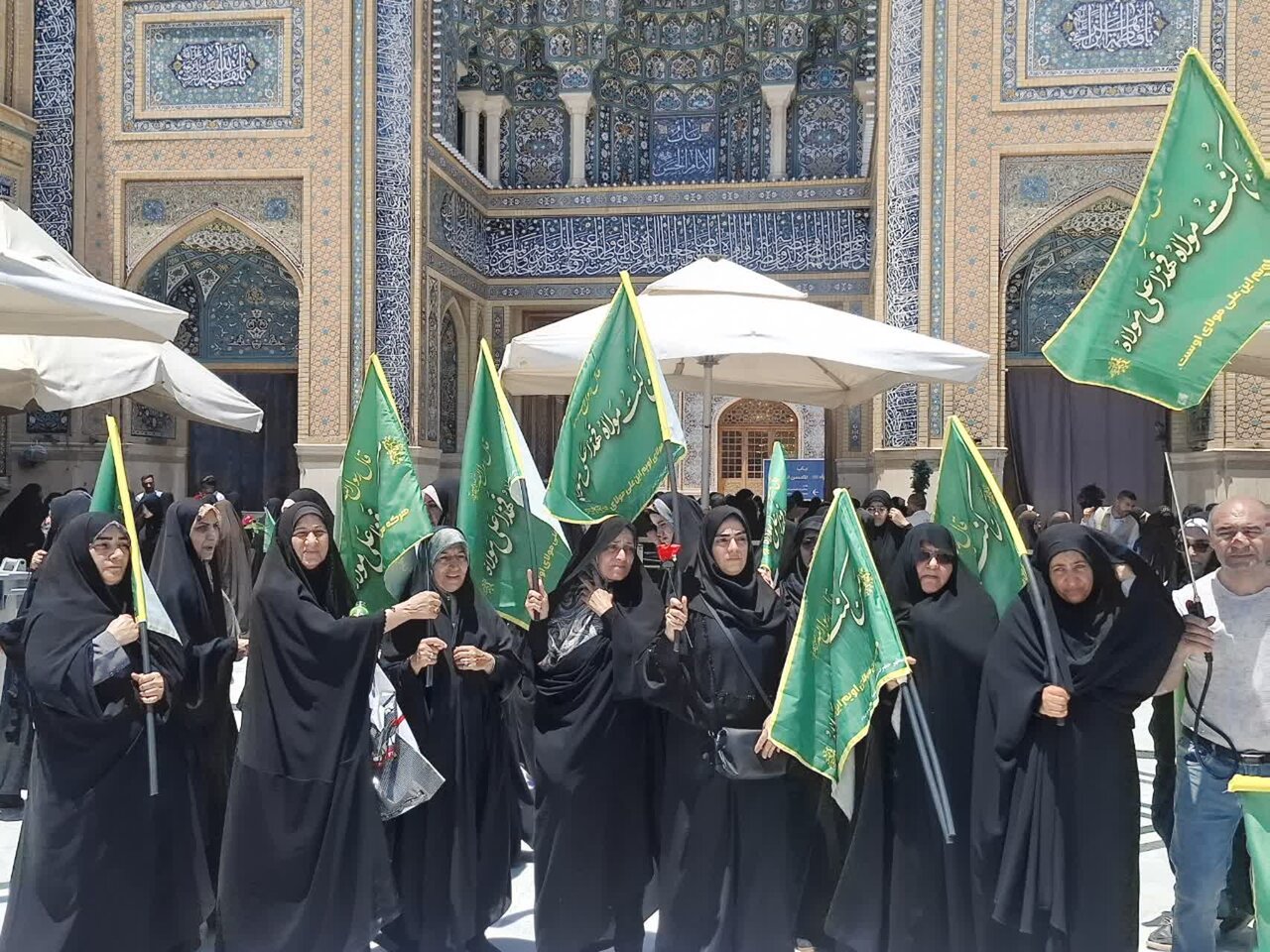 مراسم جشن غدیر کاشانی‌ها همراه با توزیع پرچم‌های غدیر در حرم‌حضرت علی(ع) برگزار شد
