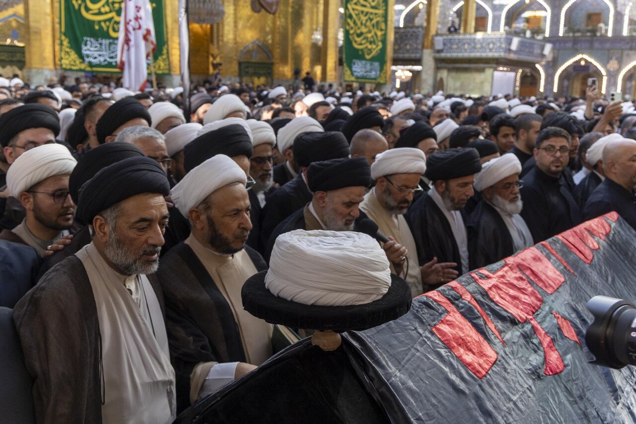 اقامه نماز بر پیکر آیت الله العظمی فیاض به امامت نماینده آیت الله العظمی سیستانی + تصاویر
