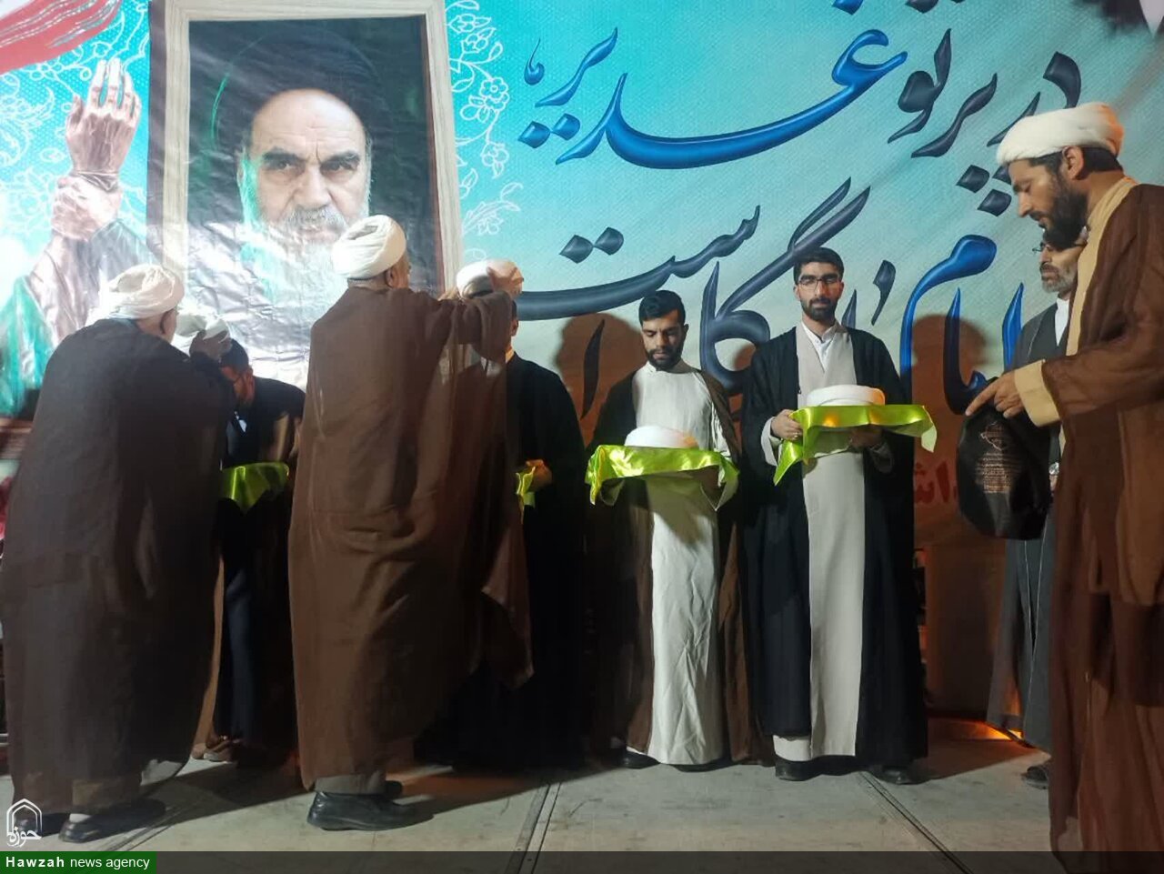 تصاویر/ عمامه گذاری طلاب برازجان در اجتماع بیعت