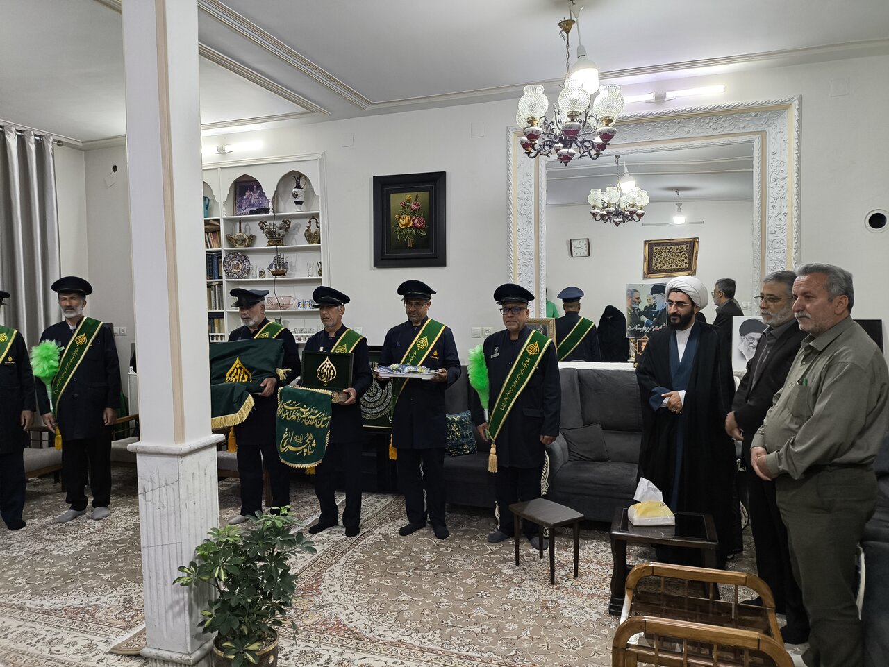 خادمان حرم حضرت شاهچراغ(ع) با خانواده سرلشکر شهید موسوی دیدار کردند + تصاویر