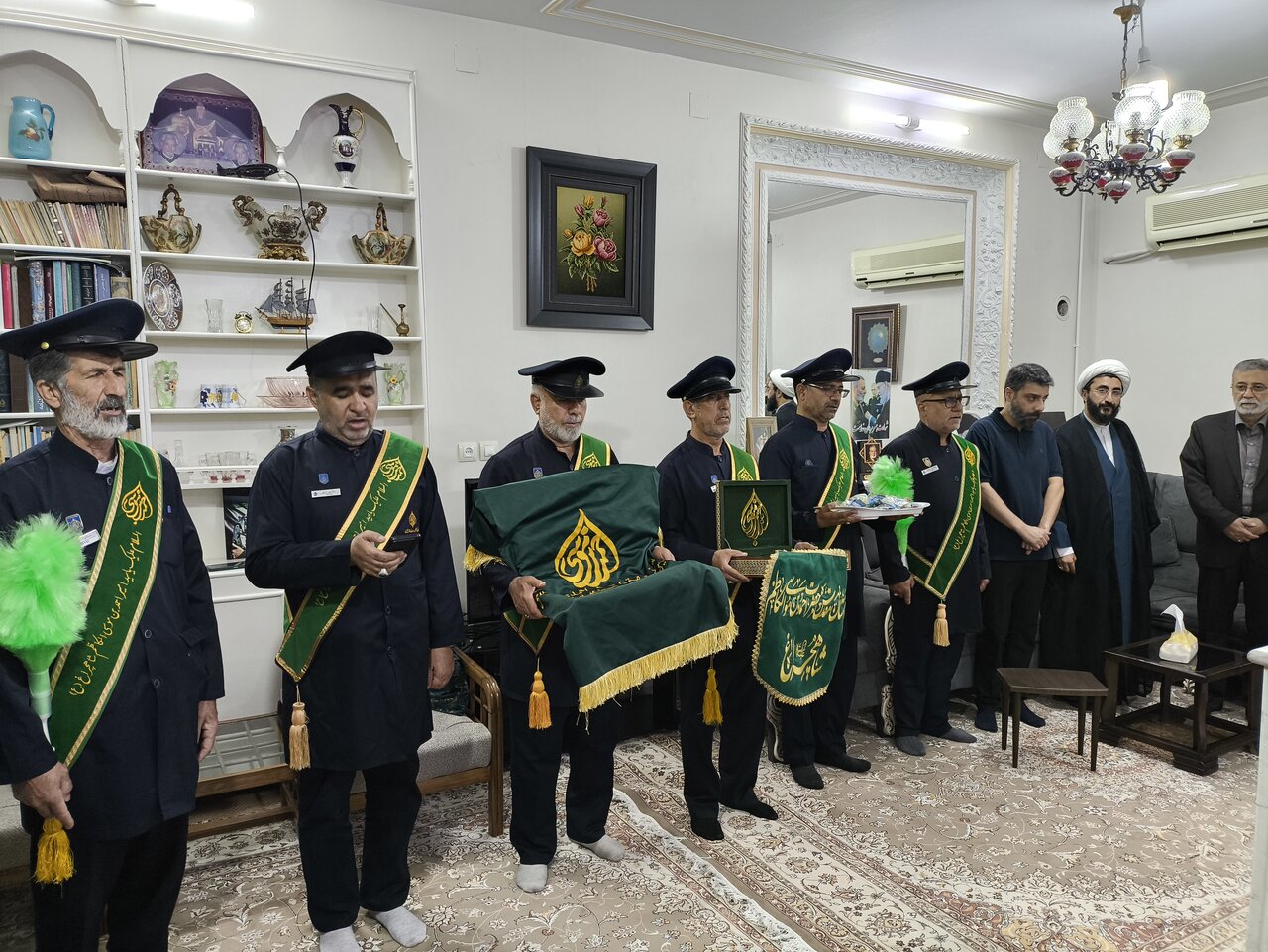 خادمان حرم حضرت شاهچراغ(ع) با خانواده سرلشکر شهید موسوی دیدار کردند + تصاویر