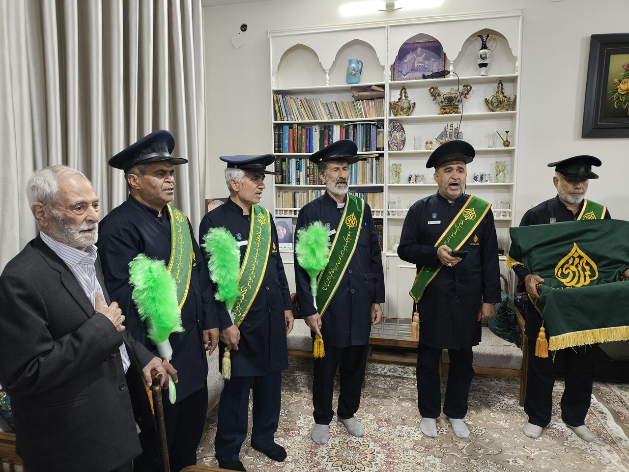 خادمان حرم حضرت شاهچراغ(ع) با خانواده سرلشکر شهید موسوی دیدار کردند + تصاویر