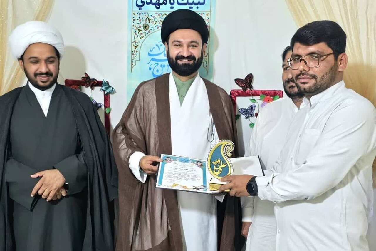 تشکل فرہنگی و تبلیغی نجم الولایہ کی طرف سے محفل انس با قرآن کا اہتمام / اختتامی تقریب میں اسنادِ تقدیر اور یادگاری تحائف سے حوصلہ افزائی