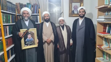 دیدار معاون امور طلاب و دانش آموختگان حوزه‌های علمیه با خانواده شهید دانش‌آموز میناب