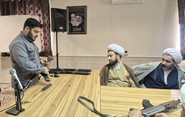 اساتید مدرسه علمیه مرحوم آیت‌الله مصطفوی کاشان آموزش نظامی را فرا گرفتند