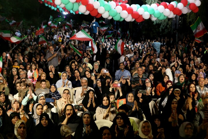 تصاویر/ نود و هفتمین شب حماسه حضور اصفهانی‌ها در خیابان‌ها و میدان‌های شهر