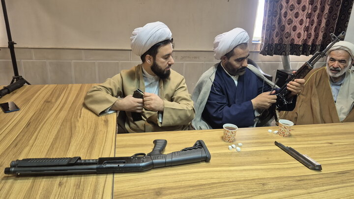 تصاویر/ آموزش نظامی استادان مدرسه علمیه آیت‌الله مصطفوی(ره)
