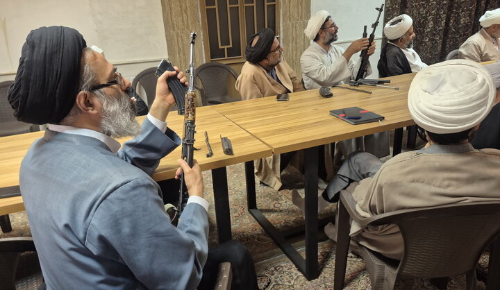 تصاویر/ آموزش نظامی استادان مدرسه علمیه آیت‌الله مصطفوی(ره)