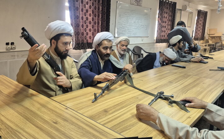 تصاویر/ آموزش نظامی استادان مدرسه علمیه آیت‌الله مصطفوی(ره)