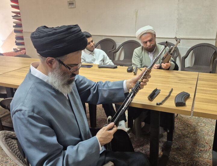تصاویر/ آموزش نظامی استادان مدرسه علمیه آیت‌الله مصطفوی(ره)