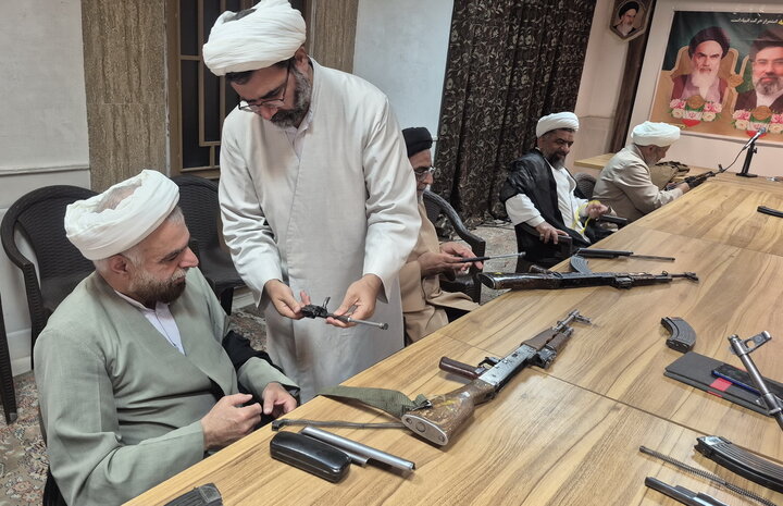 تصاویر/ آموزش نظامی استادان مدرسه علمیه آیت‌الله مصطفوی(ره)