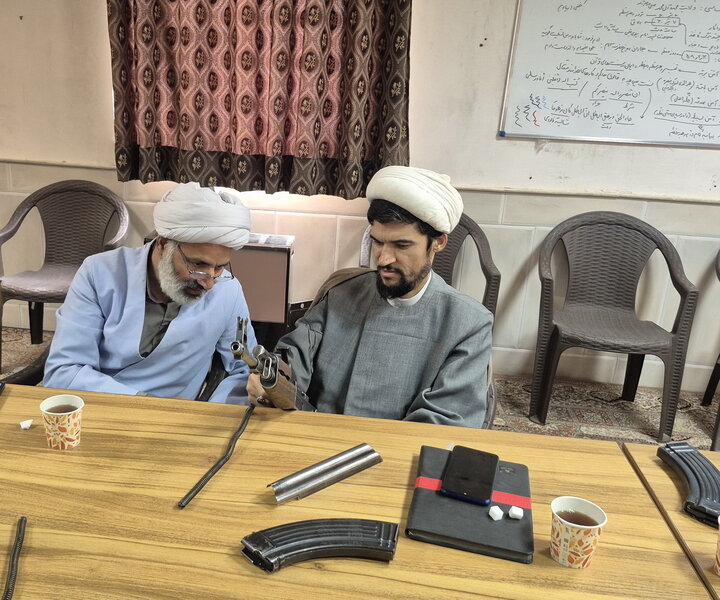 تصاویر/ آموزش نظامی استادان مدرسه علمیه آیت‌الله مصطفوی(ره)