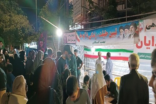 شب غدیر کنگاور؛ موکب «زندگی با آیه‌ها» میزبان مردم با برنامه‌های متنوع+ عکس