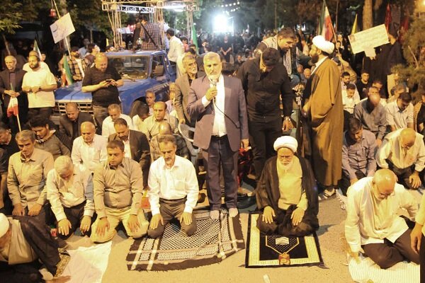 اقامه نماز استغاثه توسط نماینده ولی‌فقیه در کرمانشاه در اجتماع «نحن منتقمون+تصاویر