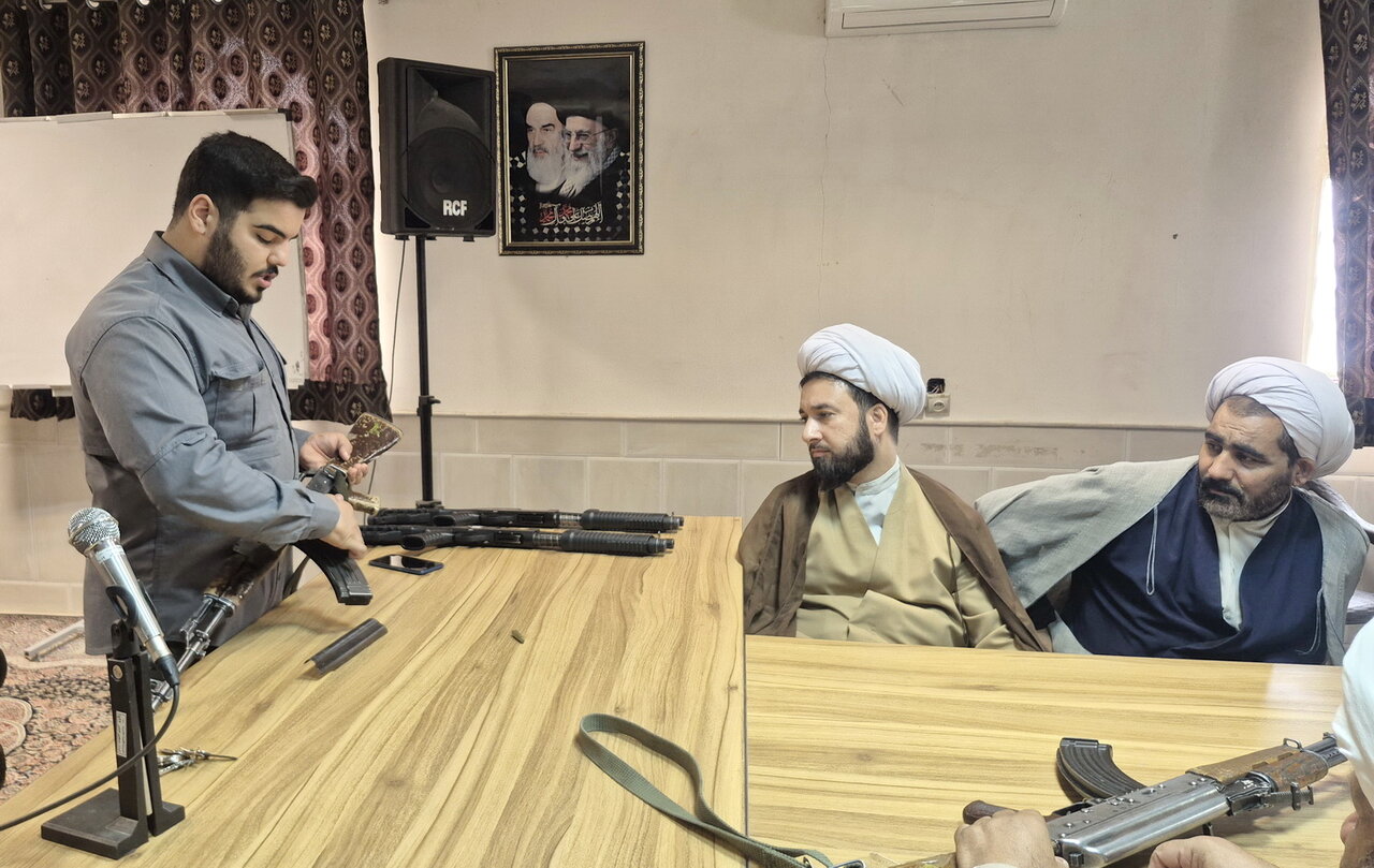 اساتید مدرسه علمیه مرحوم آیت‌الله مصطفوی کاشان آموزش نظامی را فرا گرفتند