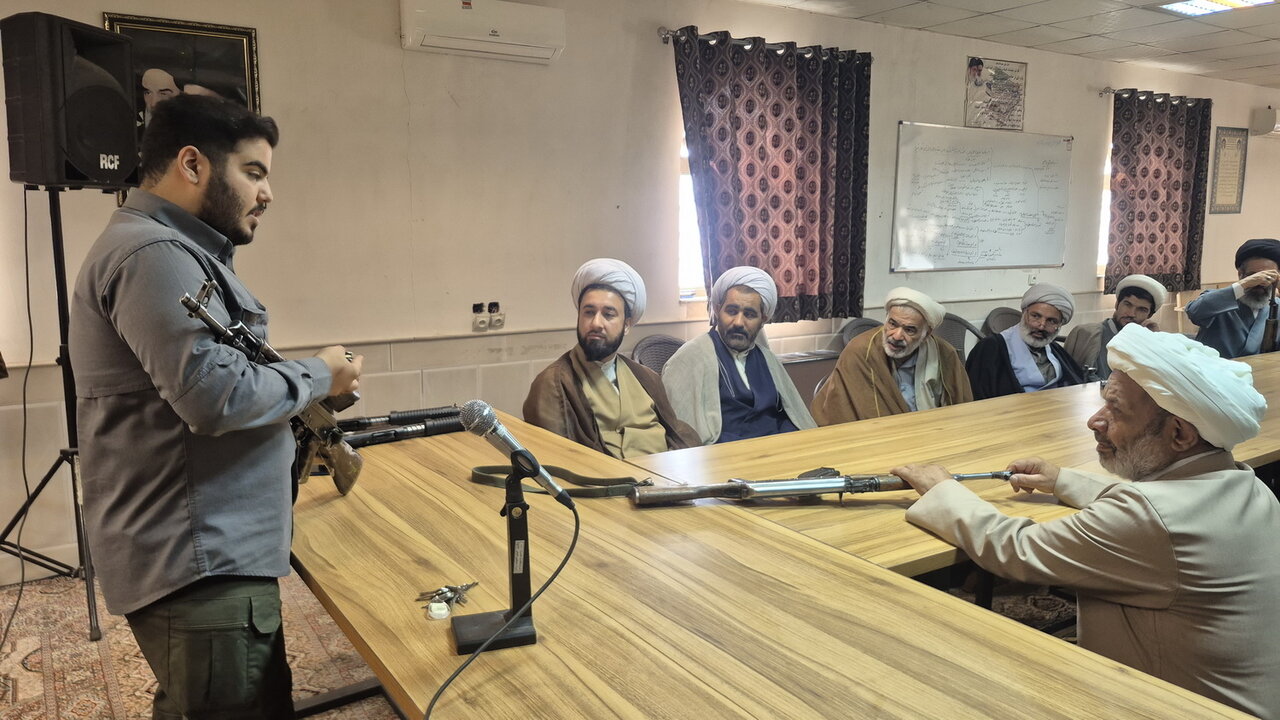 اساتید مدرسه علمیه آیت‌الله مصطفوی(ره) کاشان آموزش نظامی را فرا گرفتند