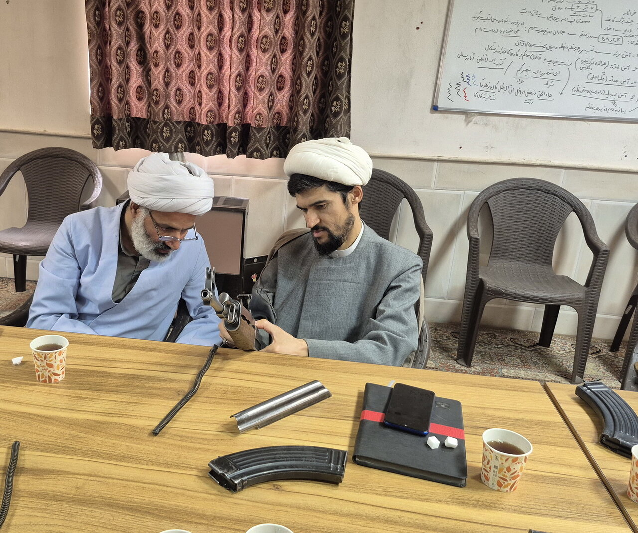 اساتید مدرسه علمیه آیت‌الله مصطفوی(ره) کاشان آموزش نظامی را فرا گرفتند
