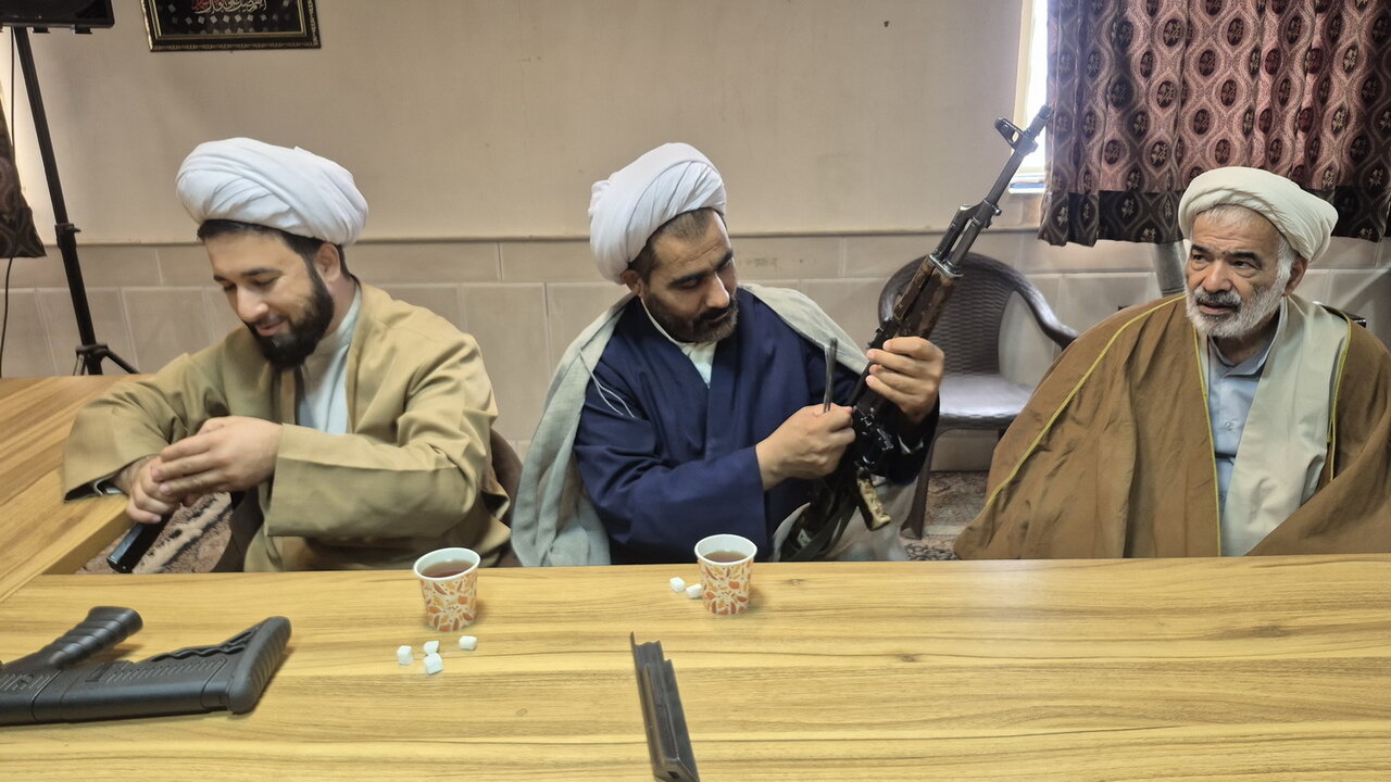 اساتید مدرسه علمیه آیت‌الله مصطفوی(ره) کاشان آموزش نظامی را فرا گرفتند