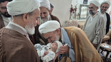 تصاویر/ دیدار اساتید مدرسه علمیه آیت‌الله مدنی کاشانی(ره) با خانواده معظم شهید شکاری‌پور