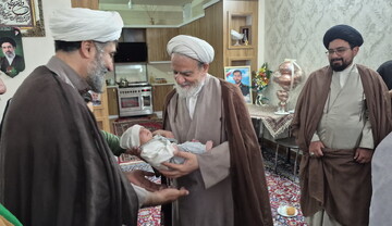 تجلیل اساتید مدرسه علمیه آیت‌الله مدنی کاشانی از خانواده شهید شکاری‌پور+تصاویر