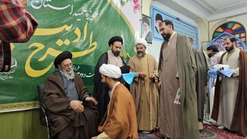 فیلم| اختتامیه بیست و دومین دوره طرح ادیب حوزه علمیه اصفهان همراه با مراسم عمامه‌گذاری طلاب