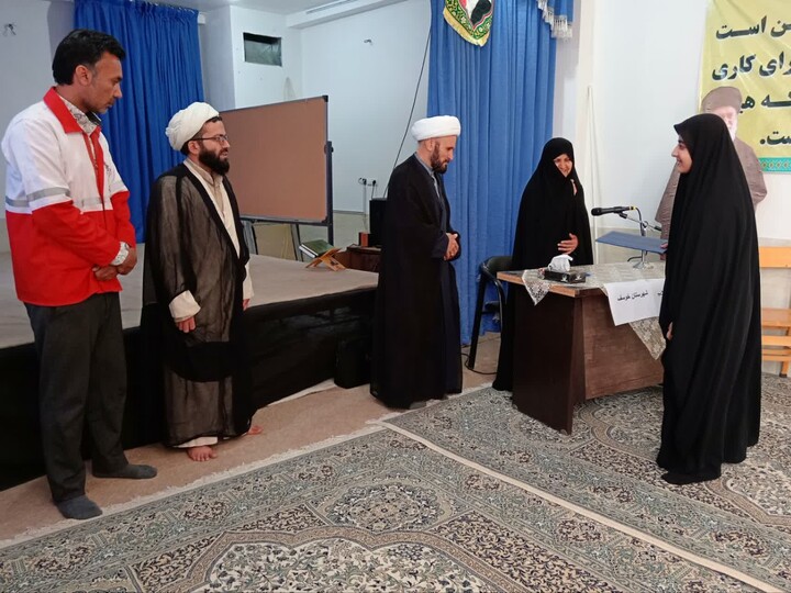 تصاویر| برگزاری مراسم تکریم دبیر پیشین و معرفی دبیر جدید کانون طلاب هلال احمر در خوسف