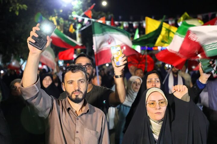 تصاویر/ اجتماع مردمی «شب‌های اقتدار» در معراج الشهدای میدان سعدی