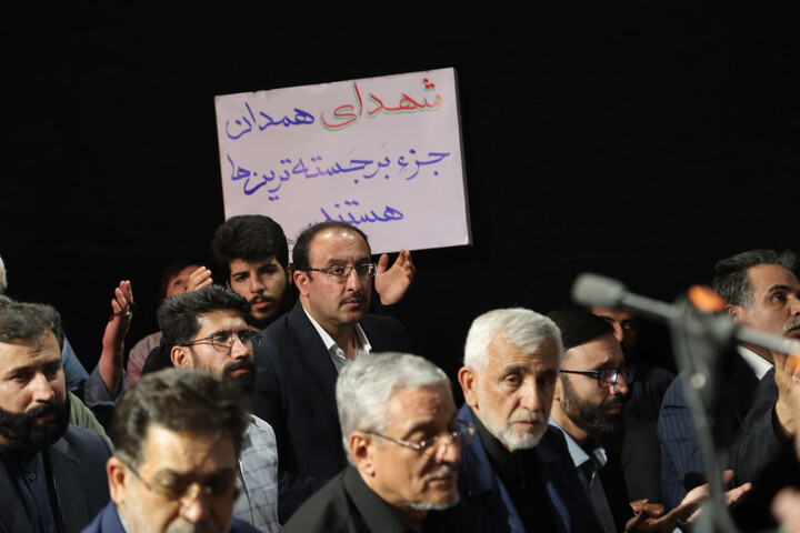 تصاویر / حضور مردم همدان در جوار محل شهادت رهبر شهید انقلاب در رواق کشوردوست