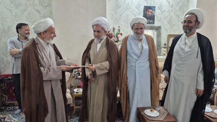 تصاویر/ دیدار اساتید مدرسه علمیه آیت‌الله مدنی کاشانی(ره) با خانواده معظم شهید شکاری‌پور