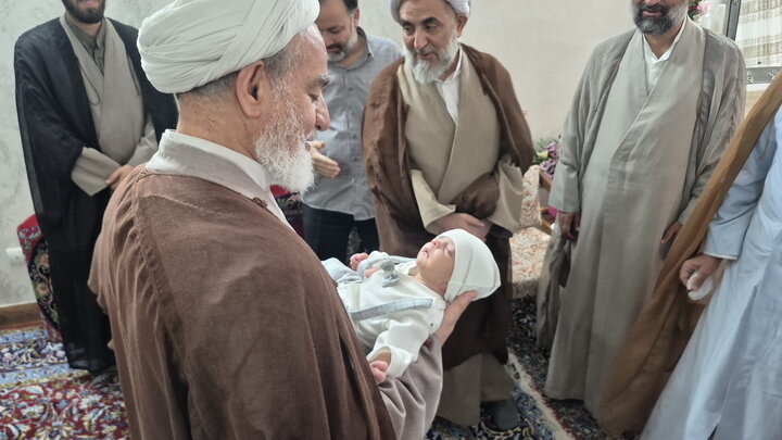 تصاویر/ دیدار اساتید مدرسه علمیه آیت‌الله مدنی کاشانی(ره) با خانواده معظم شهید شکاری‌پور