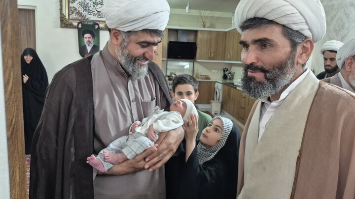 تصاویر/ دیدار اساتید مدرسه علمیه آیت‌الله مدنی کاشانی(ره) با خانواده معظم شهید شکاری‌پور