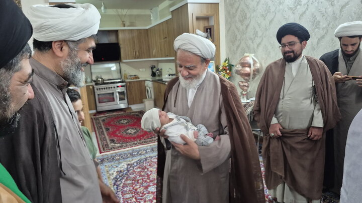 تصاویر/ دیدار اساتید مدرسه علمیه آیت‌الله مدنی کاشانی(ره) با خانواده معظم شهید شکاری‌پور