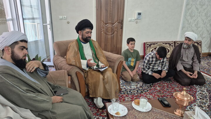 تصاویر/ دیدار اساتید مدرسه علمیه آیت‌الله مدنی کاشانی(ره) با خانواده معظم شهید شکاری‌پور