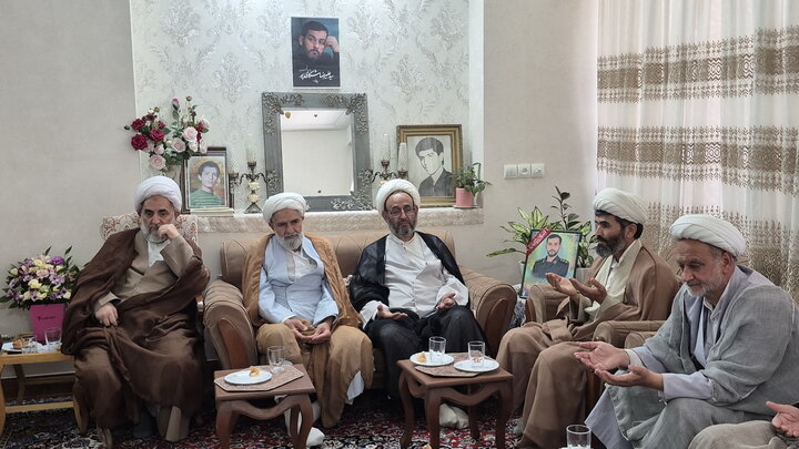 تصاویر/ دیدار اساتید مدرسه علمیه آیت‌الله مدنی کاشانی(ره) با خانواده معظم شهید شکاری‌پور