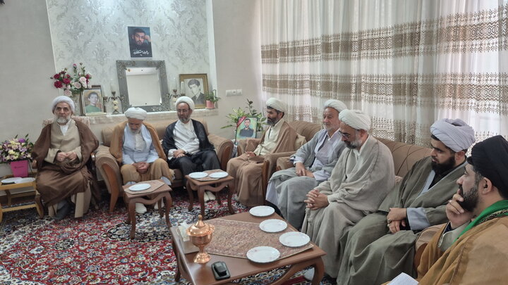 تصاویر/ دیدار اساتید مدرسه علمیه آیت‌الله مدنی کاشانی(ره) با خانواده معظم شهید شکاری‌پور