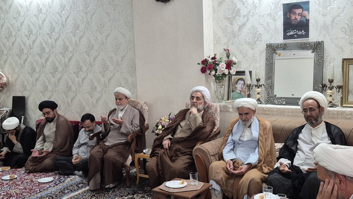 تصاویر/ دیدار اساتید مدرسه علمیه آیت‌الله مدنی کاشانی(ره) با خانواده معظم شهید شکاری‌پور