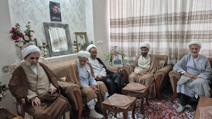 تصاویر/ دیدار اساتید مدرسه علمیه آیت‌الله مدنی کاشانی(ره) با خانواده معظم شهید شکاری‌پور