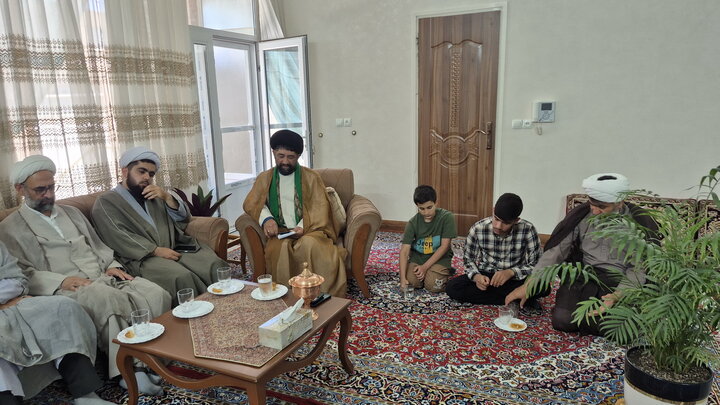 تصاویر/ دیدار اساتید مدرسه علمیه آیت‌الله مدنی کاشانی(ره) با خانواده معظم شهید شکاری‌پور