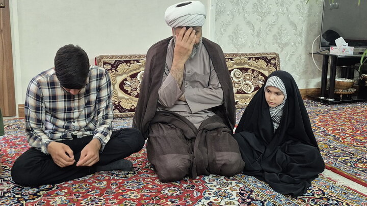 تصاویر/ دیدار اساتید مدرسه علمیه آیت‌الله مدنی کاشانی(ره) با خانواده معظم شهید شکاری‌پور
