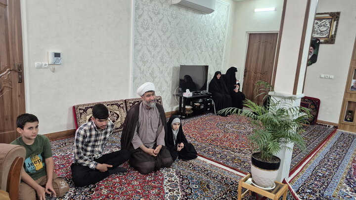 تصاویر/ دیدار اساتید مدرسه علمیه آیت‌الله مدنی کاشانی(ره) با خانواده معظم شهید شکاری‌پور