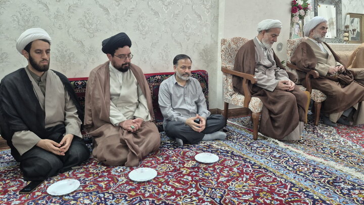 تصاویر/ دیدار اساتید مدرسه علمیه آیت‌الله مدنی کاشانی(ره) با خانواده معظم شهید شکاری‌پور