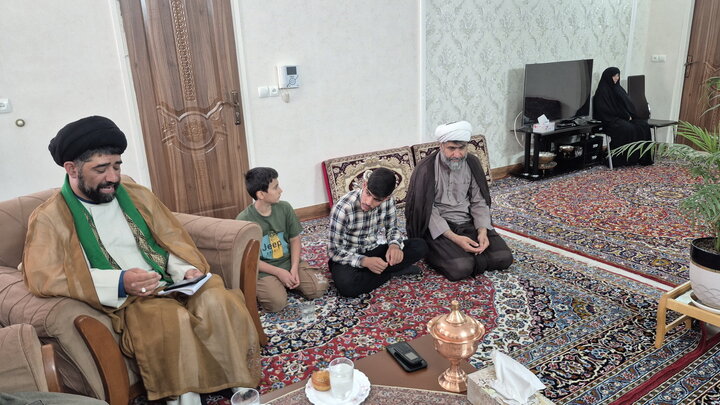 تصاویر/ دیدار اساتید مدرسه علمیه آیت‌الله مدنی کاشانی(ره) با خانواده معظم شهید شکاری‌پور