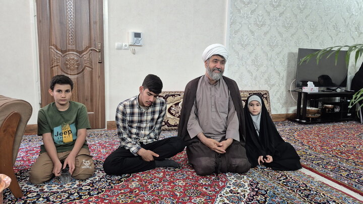 تصاویر/ دیدار اساتید مدرسه علمیه آیت‌الله مدنی کاشانی(ره) با خانواده معظم شهید شکاری‌پور